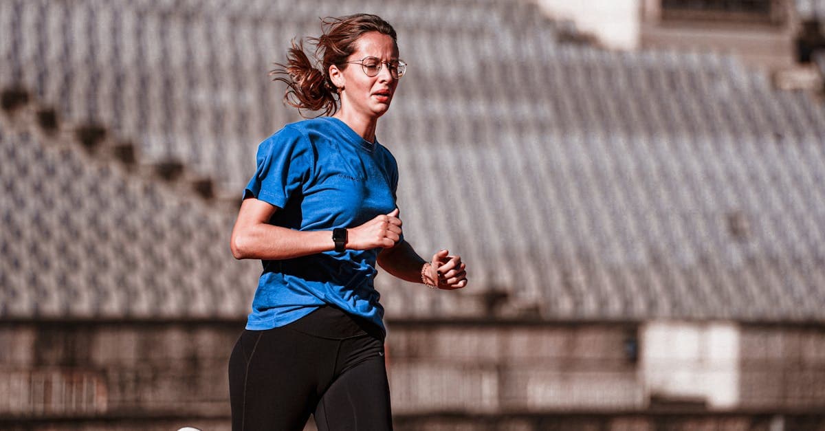 Person joggt im Park bei Sonnenaufgang für ein gesundes Herz