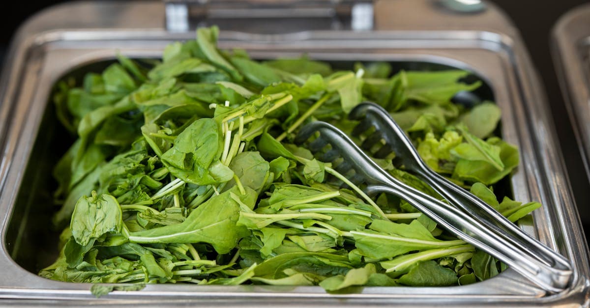 Ballaststoffreiche Lebensmittel wie Vollkornbrot, Hülsenfrüchte und Gemüse