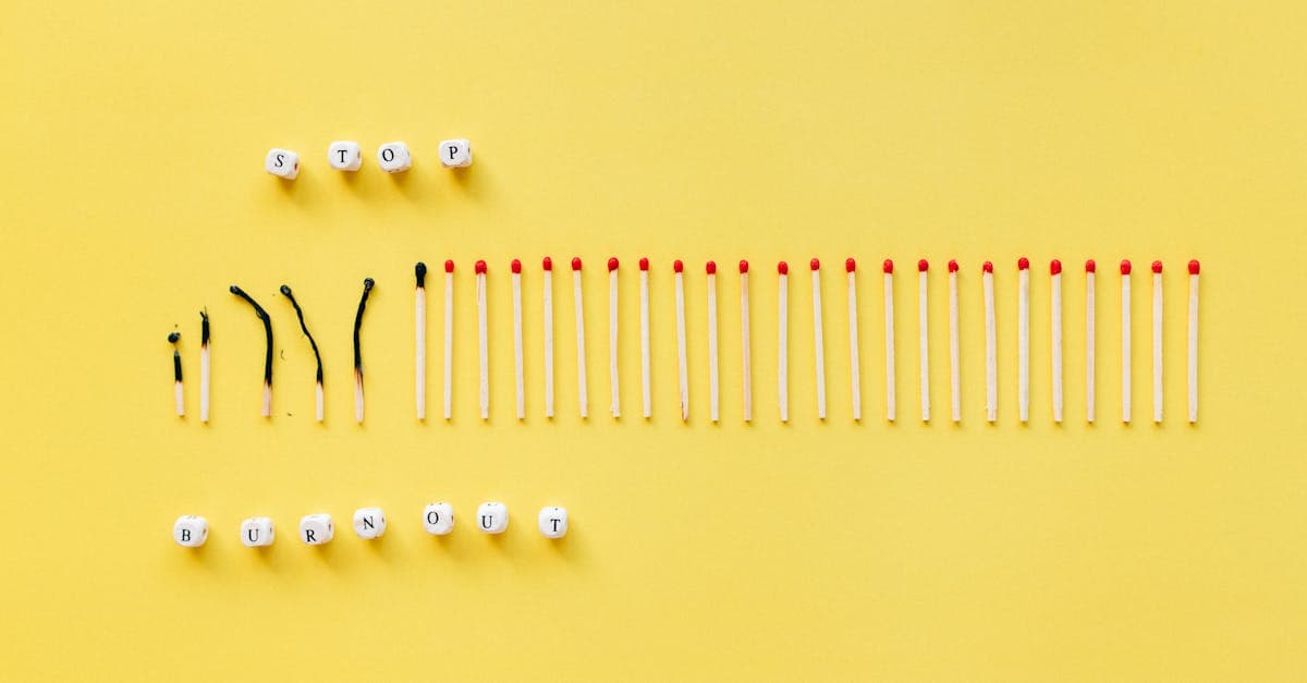 Person sitzt erschöpft am Schreibtisch mit dem Kopf in den Händen