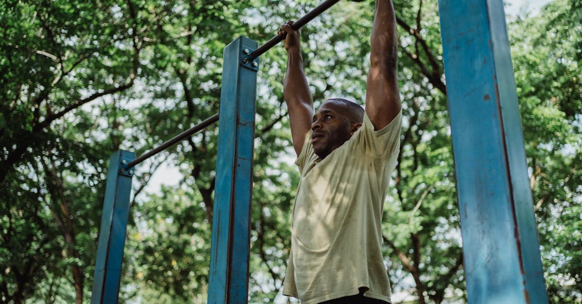 Person macht Liegestütze im Park bei Sonnenschein