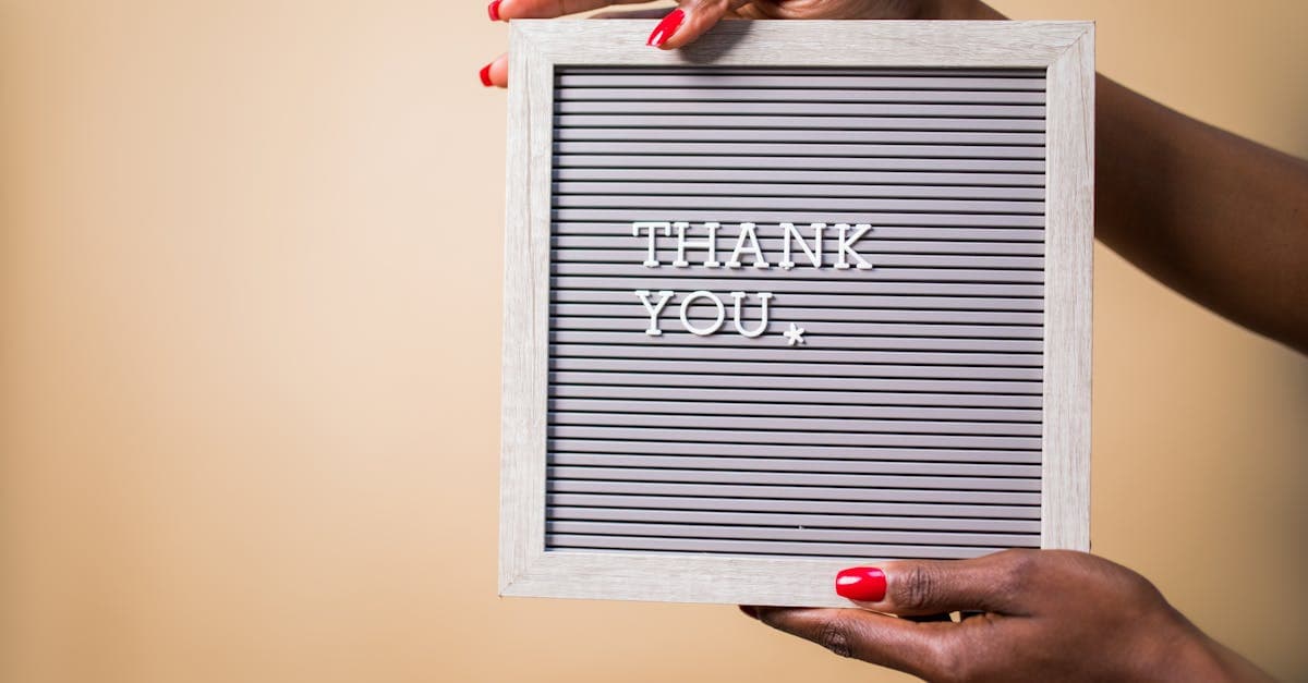 Person schreibt in ein Dankbarkeitstagebuch bei Sonnenuntergang