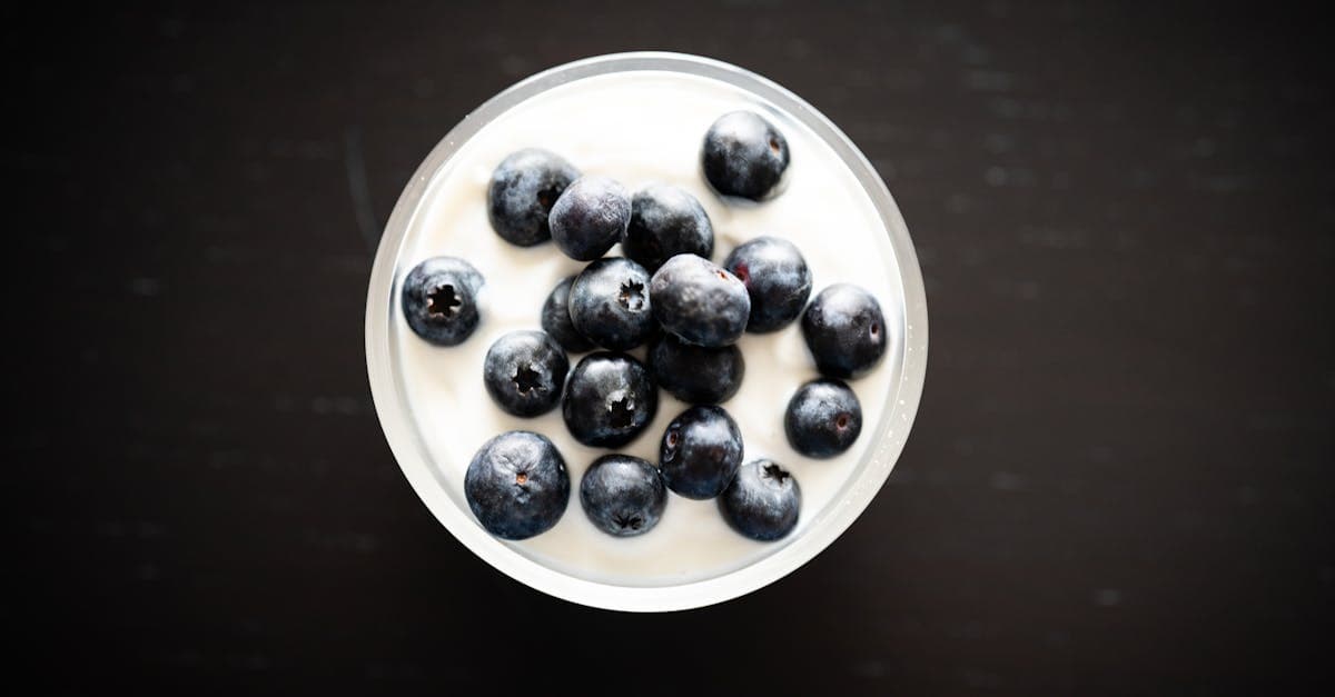 Verschiedene fermentierte Lebensmittel und ballaststoffreiche Nahrungsmittel auf einem Tisch