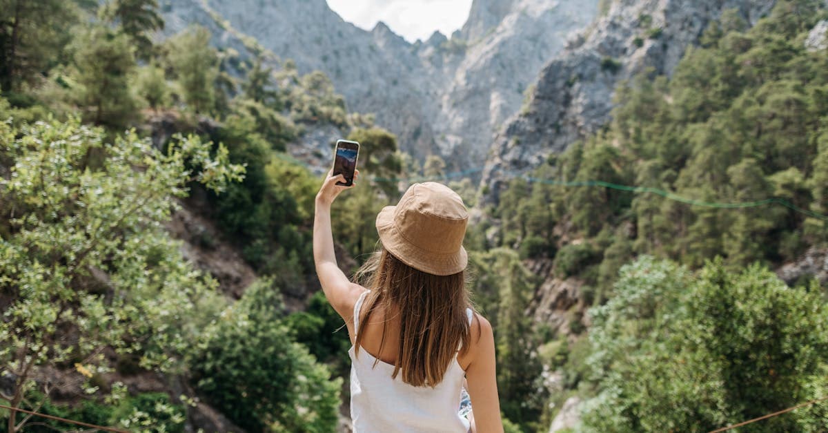 Smartphone liegt ausgeschaltet auf einem Tisch neben einem Buch und einer Tasse Tee