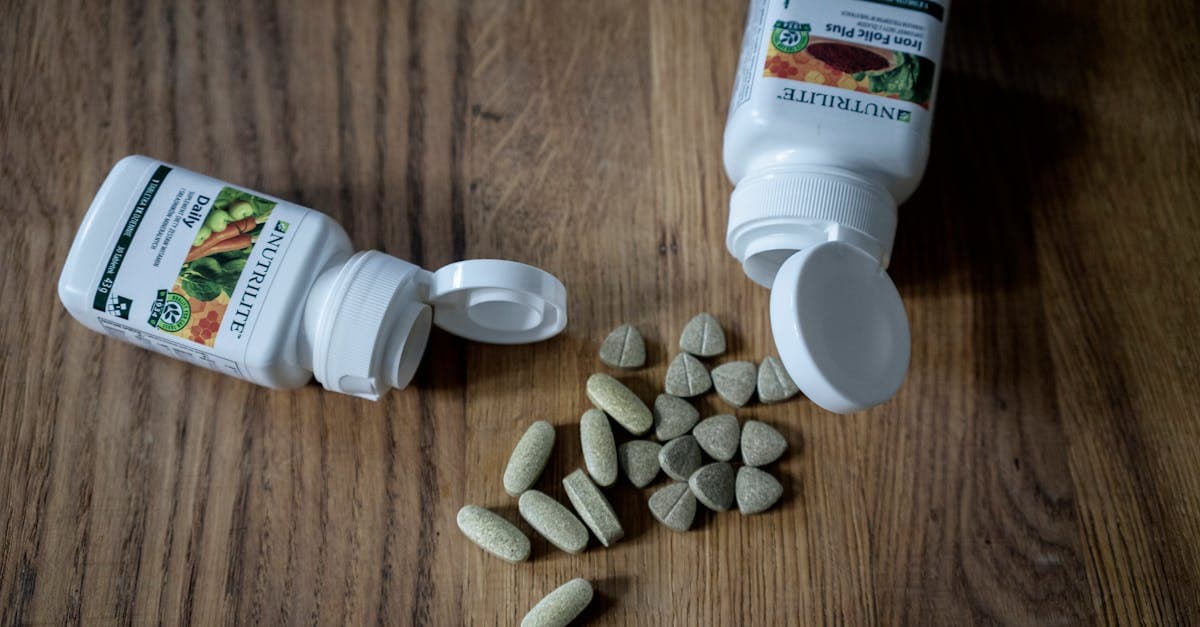 Eisenreiche Lebensmittel wie Spinat, rotes Fleisch und Hülsenfrüchte auf einem Tisch