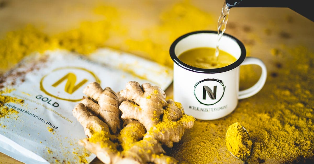 Auswahl an entzündungshemmenden Lebensmitteln wie Beeren, Lachs und grünem Gemüse