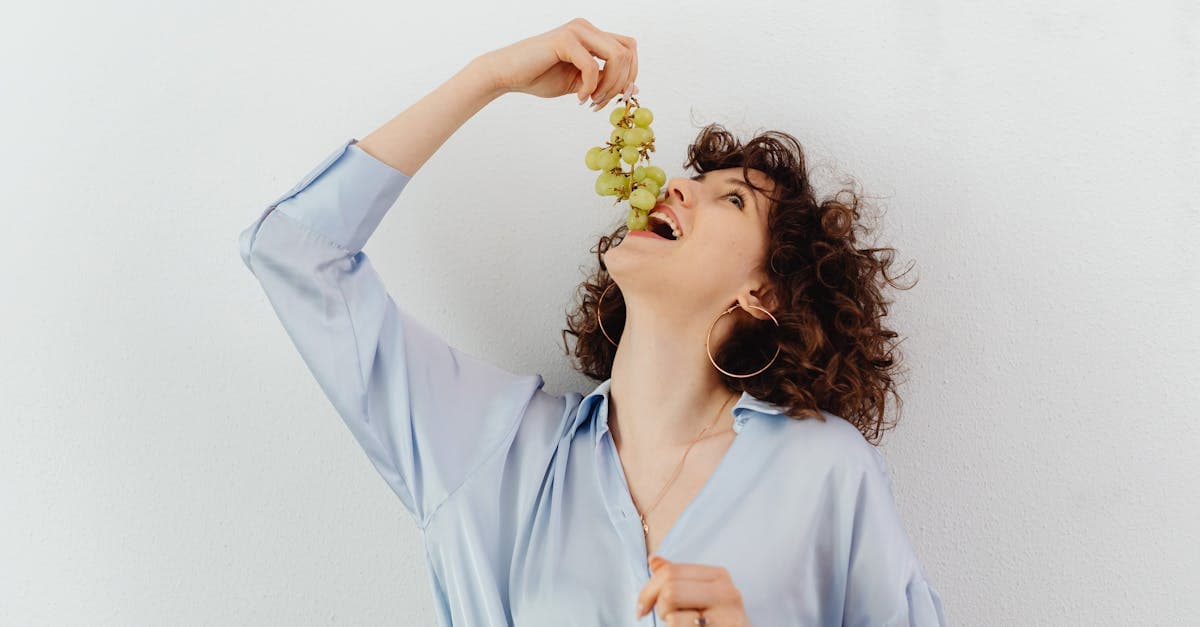 Bunter Teller mit stimmungsaufhellenden Lebensmitteln wie Beeren, Nüssen und grünem Gemüse