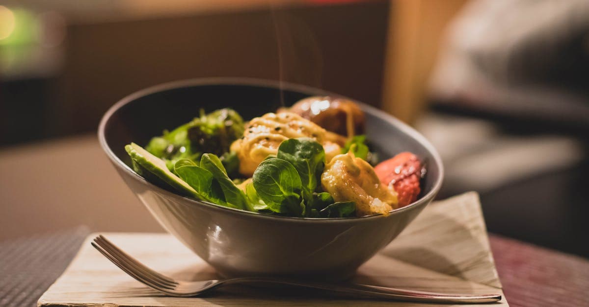 Verschiedene gesunde Lebensmittel auf einem Küchentisch mit Fragezeichen
