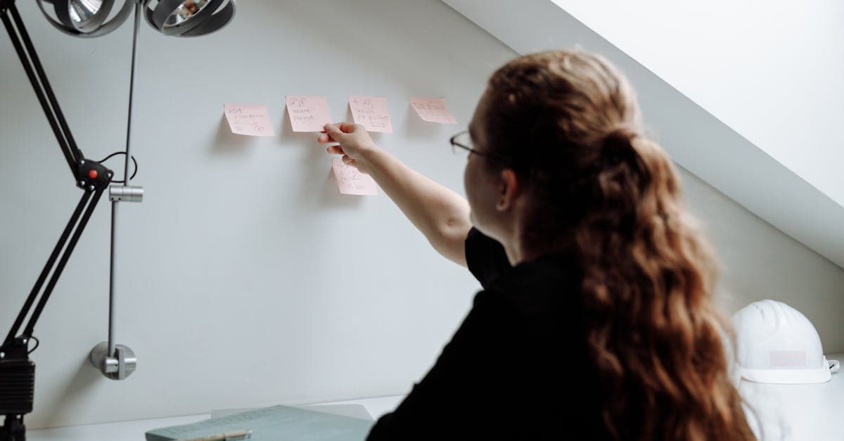 Person arbeitet hochkonzentriert an einem Schreibtisch mit natürlichem Licht