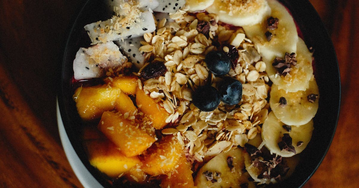 Bunter Frühstückstisch mit Müsli, Obst und Vollkornbrot