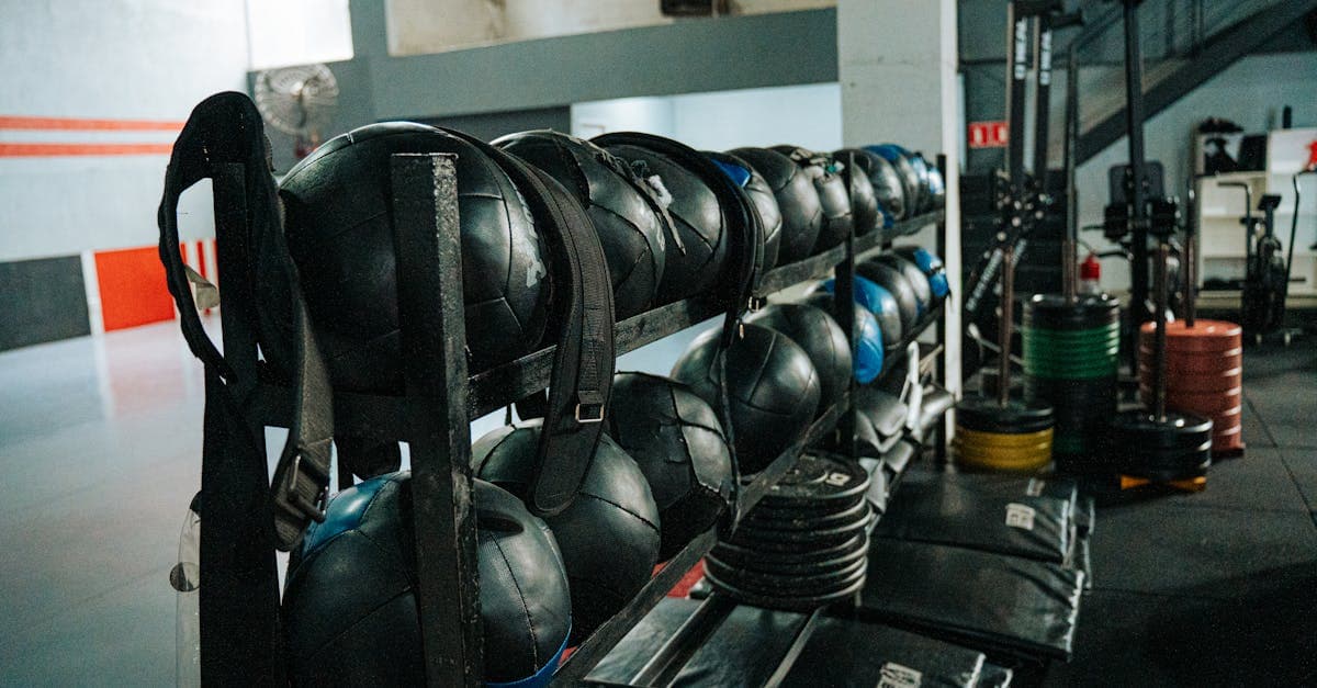 Person macht funktionelle Übungen mit Kettlebell in einem hellen Trainingsraum