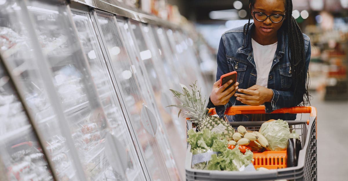 Einkaufstasche mit frischem Gemüse und Obst zu günstigen Preisen