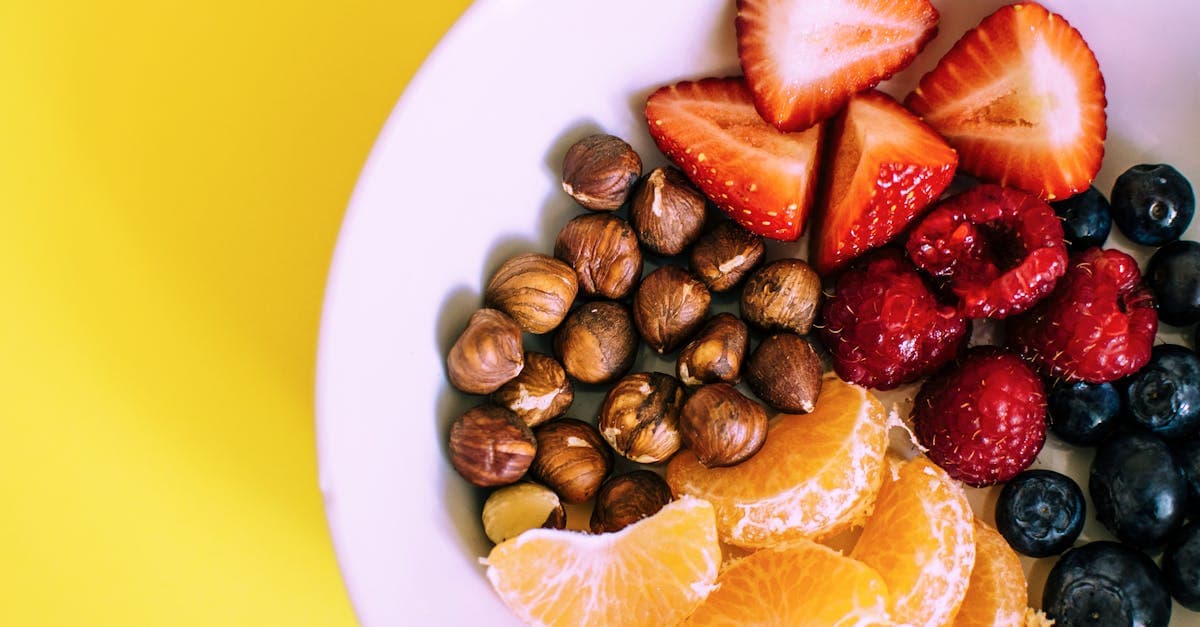 Verschiedene gesunde Snacks in einer Lunchbox auf einem Holztisch