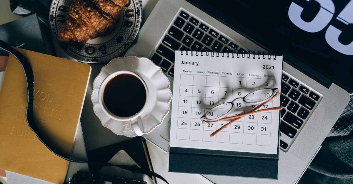 Person bindet sich morgens die Laufschuhe als Teil einer täglichen Routine