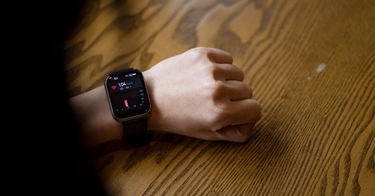 Smartwatch zeigt Herzfrequenzdaten auf dem Display