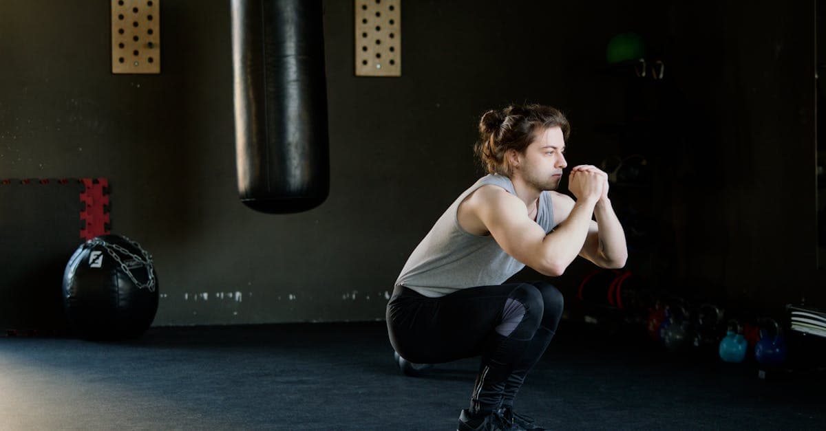 Person macht Burpees im Wohnzimmer auf einer Trainingsmatte