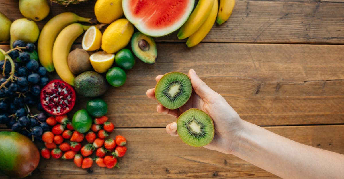 Frisches Obst und Gemüse reich an Vitaminen auf einem Küchentisch