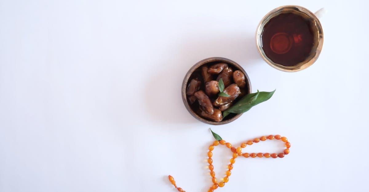 Uhr neben einem Teller mit gesundem Essen symbolisiert das Zeitfenster beim Intervallfasten