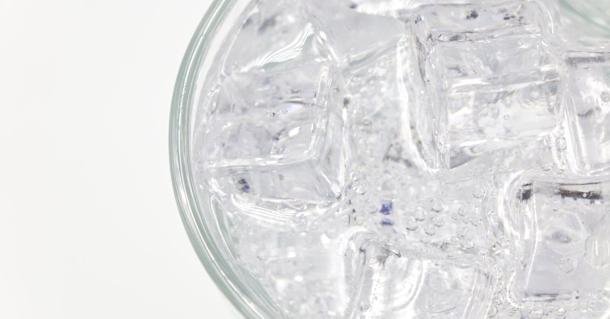 Duschkopf mit kaltem Wasser und Eiskristallen