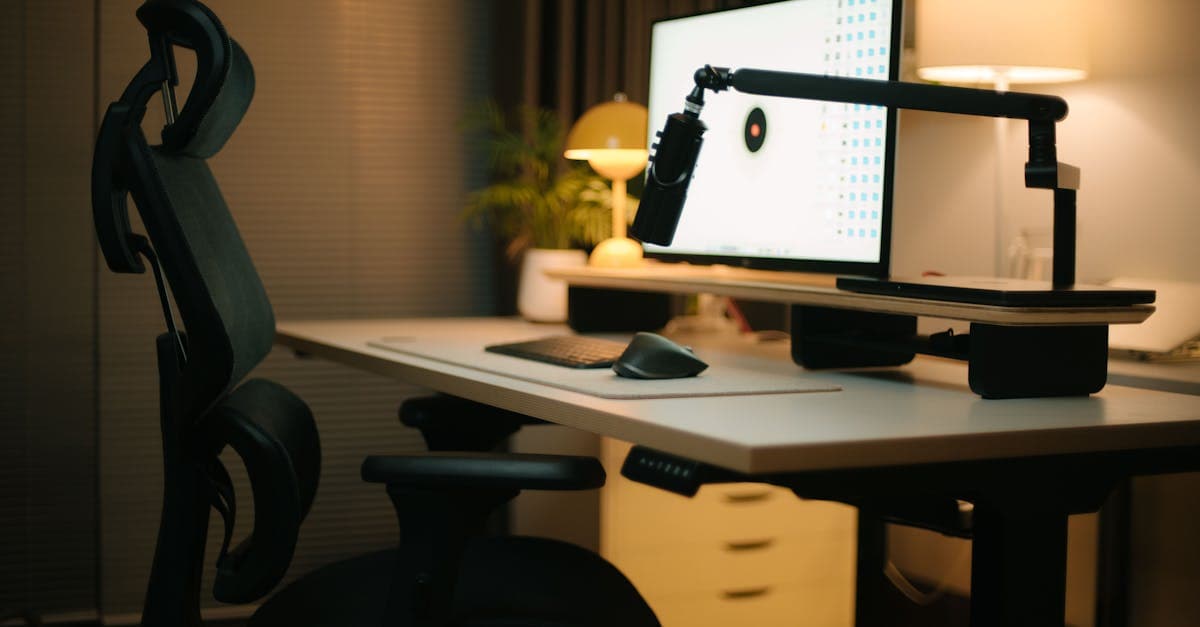 Person macht Dehnübungen am Schreibtisch im Büro