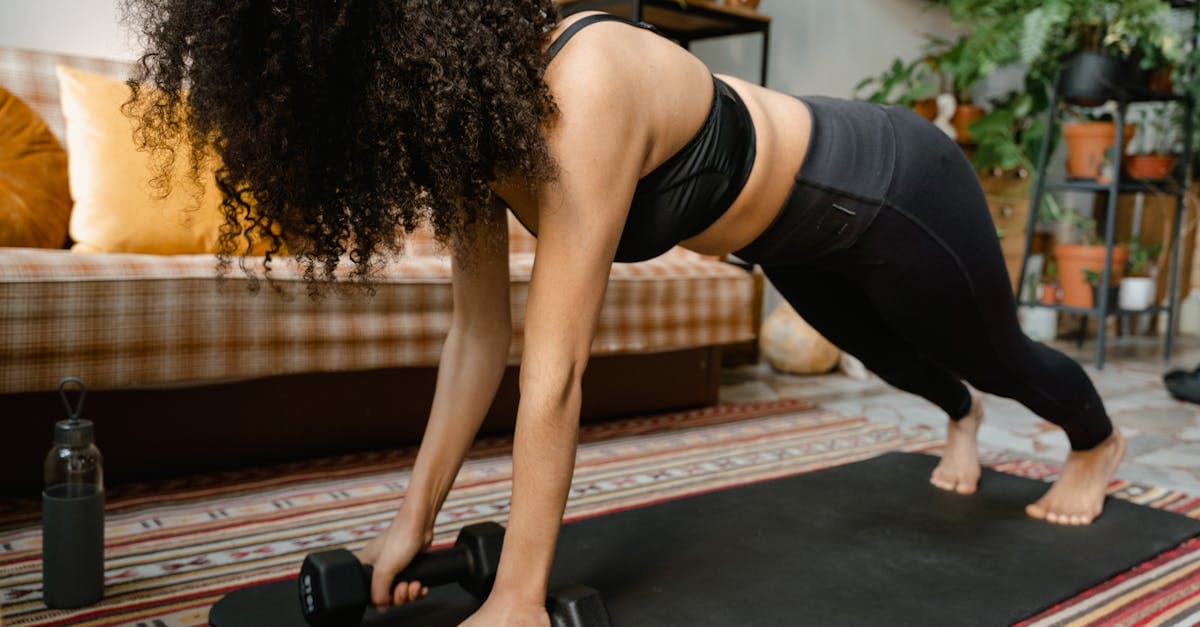 Person macht Liegestütze auf einer Yogamatte im Wohnzimmer