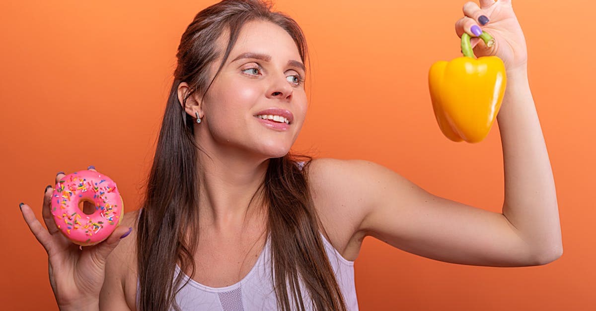 Bunte Auswahl gesunder Lebensmittel mit Proteinen, Kohlenhydraten und Fetten