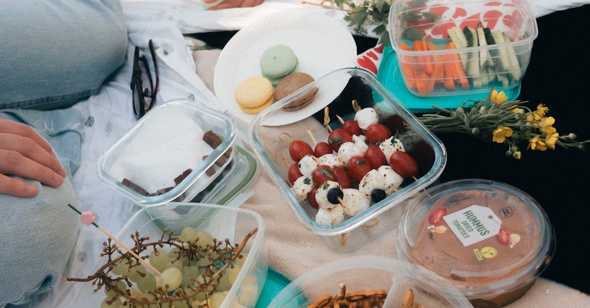 Mehrere vorbereitete Mahlzeiten in Glascontainern auf einer Küchenarbeitsplatte