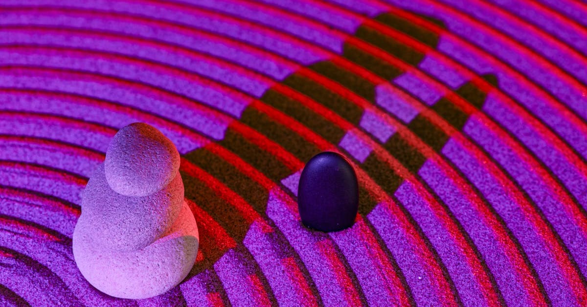 Person sitzt in ruhiger Umgebung und meditiert mit geschlossenen Augen