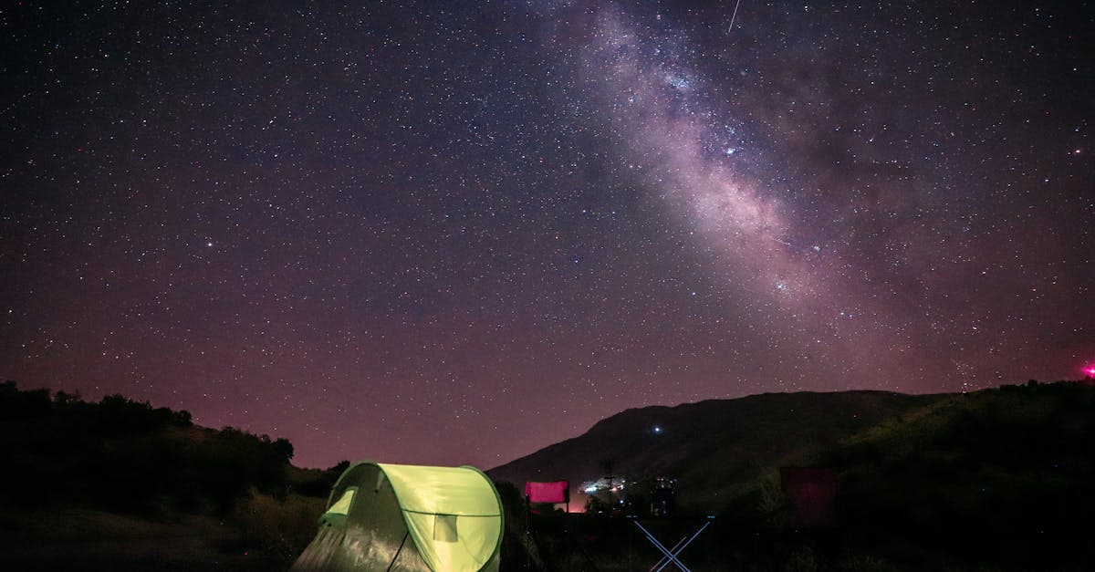 Abendliche Dämmerung mit warmem Licht über einer ruhigen Landschaft