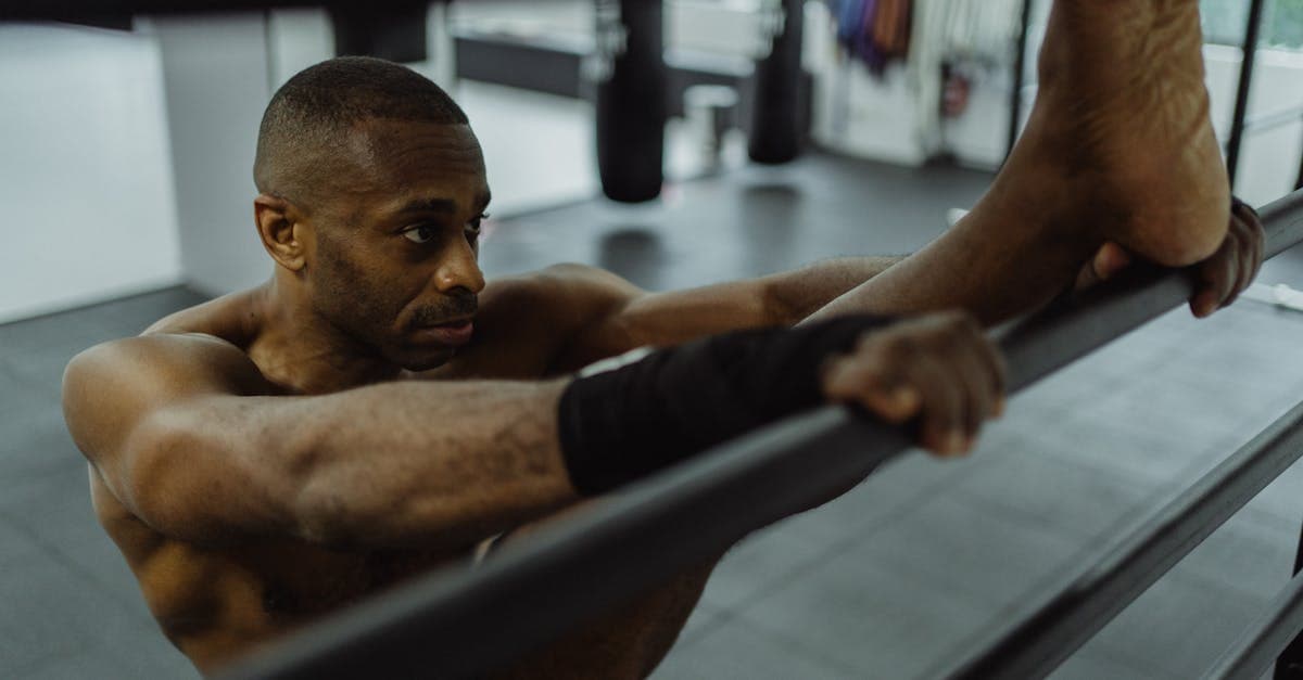 Person macht Mobility-Übungen auf einer Yogamatte im Wohnzimmer