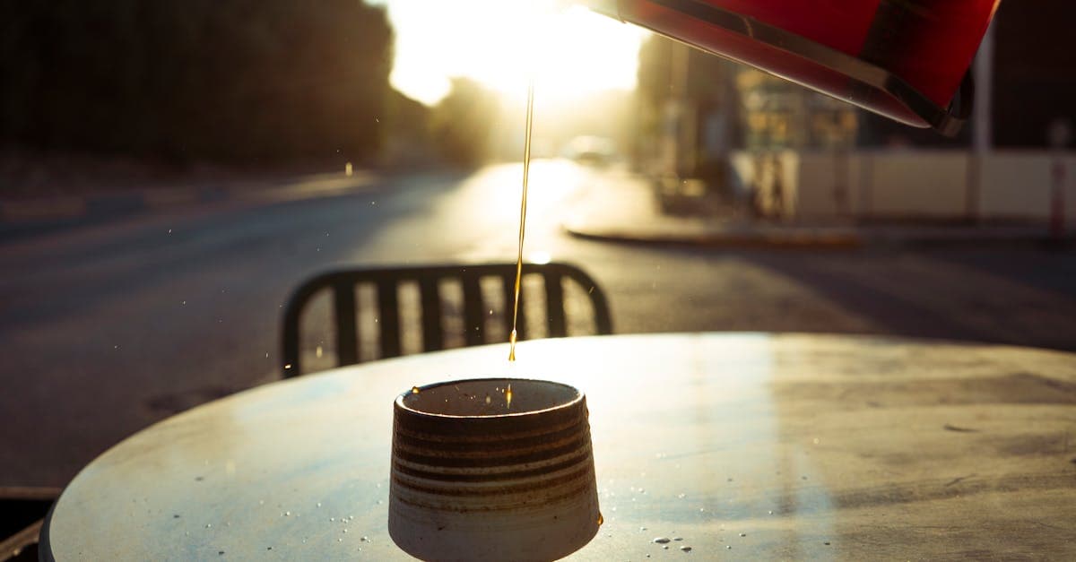 Person dehnt sich morgens am offenen Fenster mit Sonnenlicht