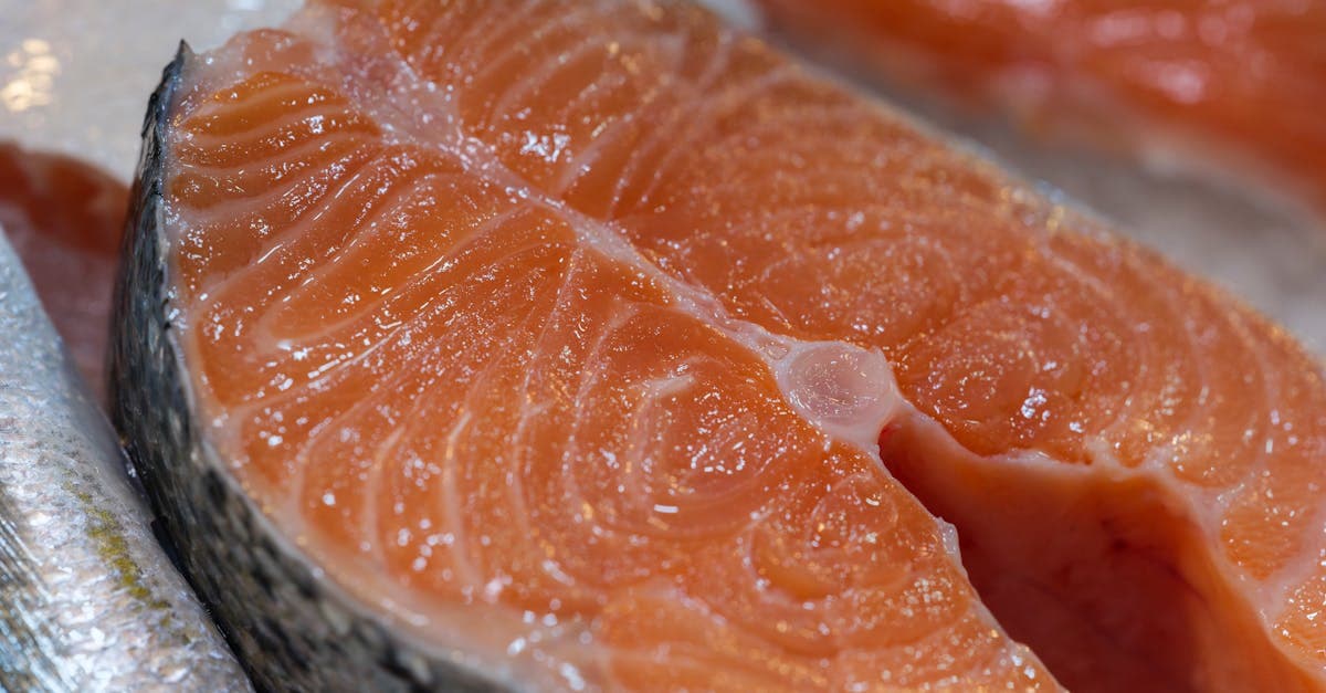 Lachs, Walnüsse und Leinsamen auf einem Holzbrett als Omega-3-Quellen