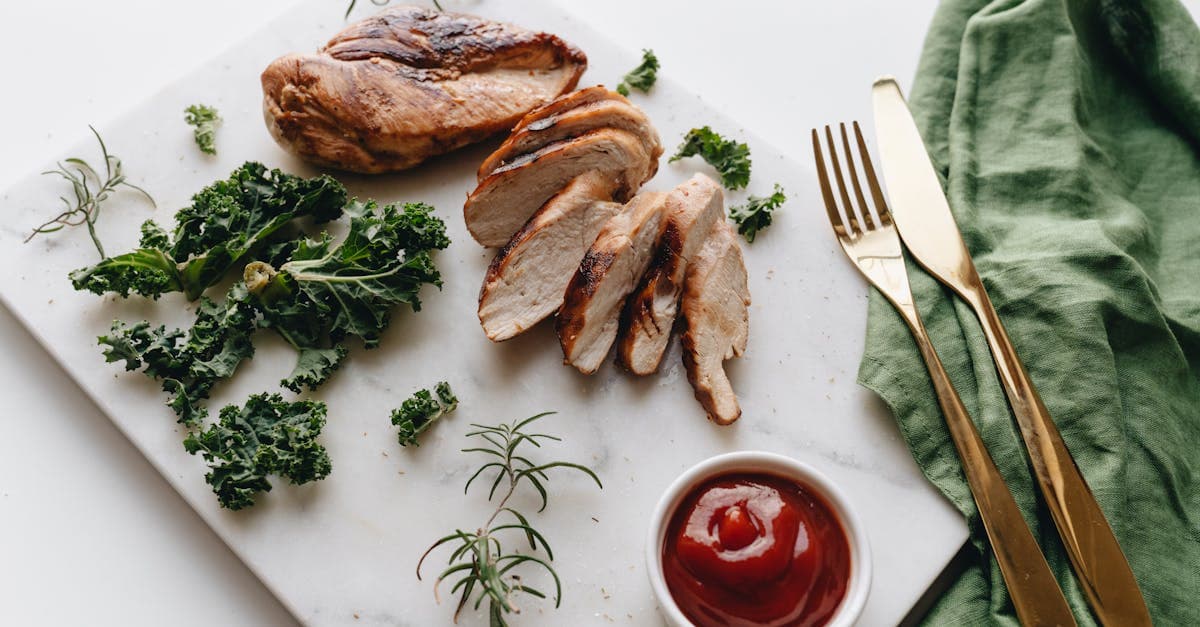 Proteinreiche Lebensmittel wie Eier, Hähnchen und Hülsenfrüchte auf einem Holztisch