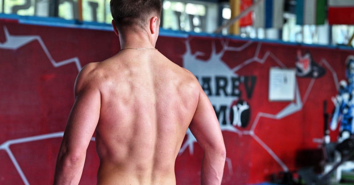 Person führt eine Rückenübung auf einer Gymnastikmatte aus