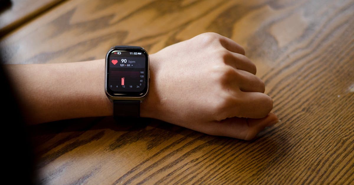 Person misst ihren Ruhepuls mit einer Smartwatch am Morgen