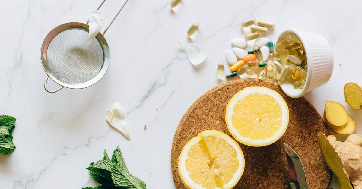 Anatomische Darstellung der Schilddrüse am Hals mit gesunden Lebensmitteln im Hintergrund