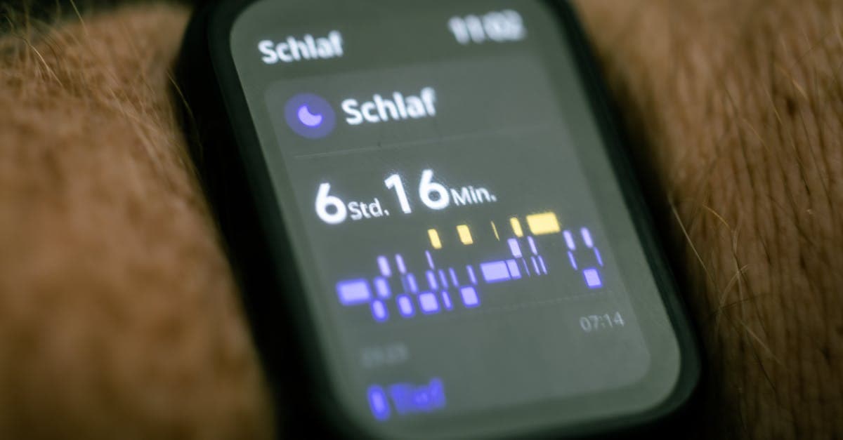Smartwatch zeigt Schlafphasen-Daten neben einem Kissen auf dem Nachttisch