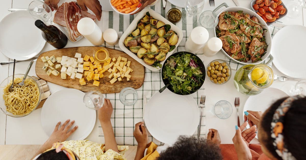 Gesundes Abendessen mit Lachs und Gemüse neben einem Bett im Hintergrund