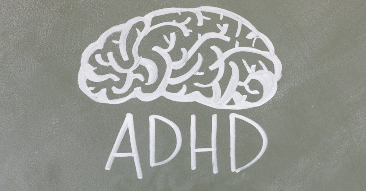 Person arbeitet fokussiert und ausgeruht an einem hellen Arbeitsplatz