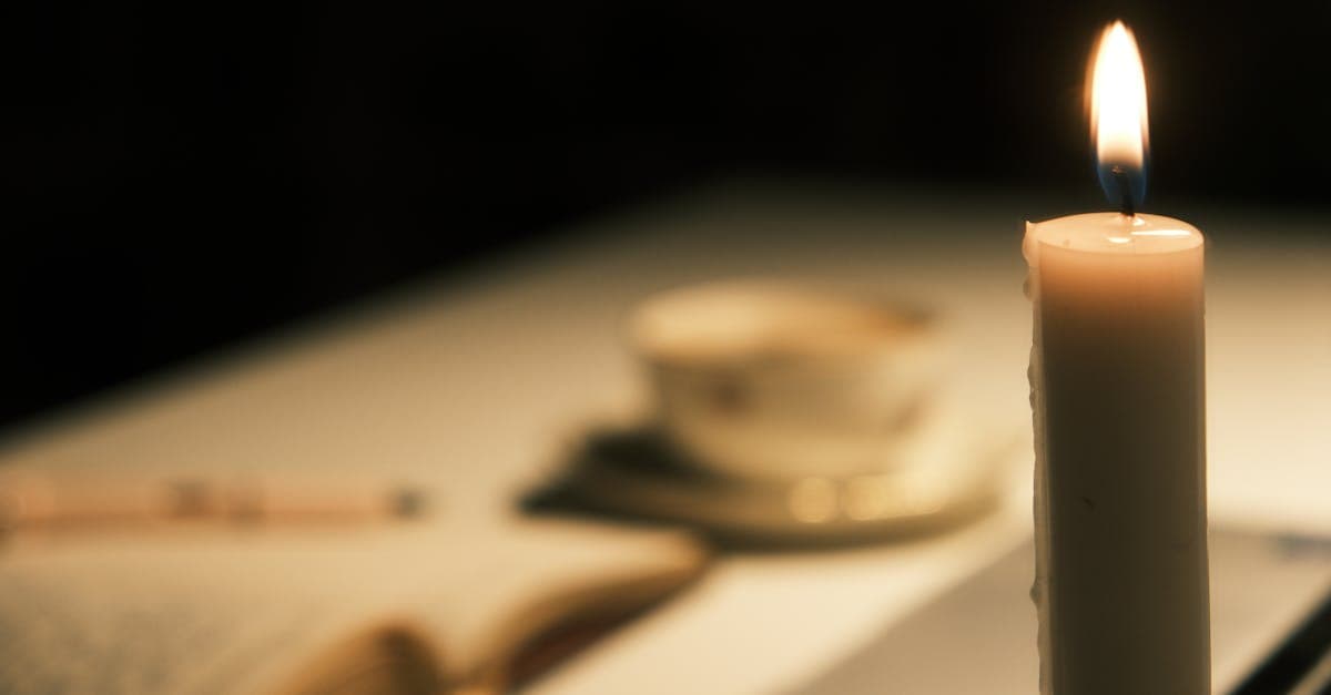 Gemütliches Schlafzimmer mit gedimmtem Licht und einem Buch auf dem Nachttisch