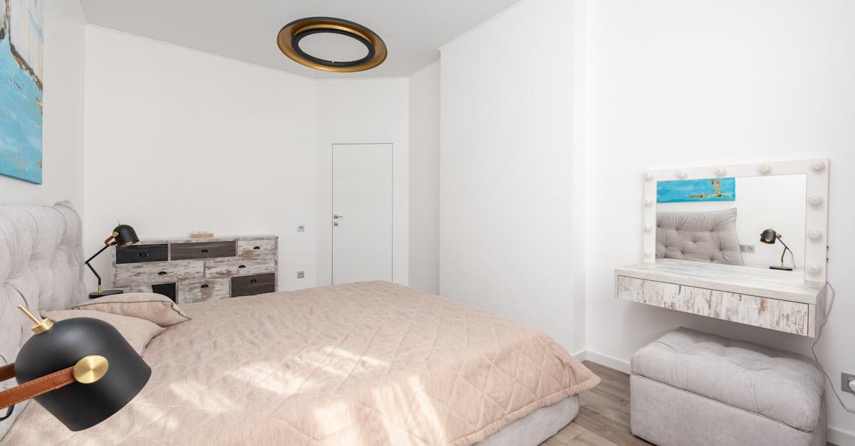 Gemütliches, abgedunkeltes Schlafzimmer mit ordentlichem Bett und warmer Beleuchtung