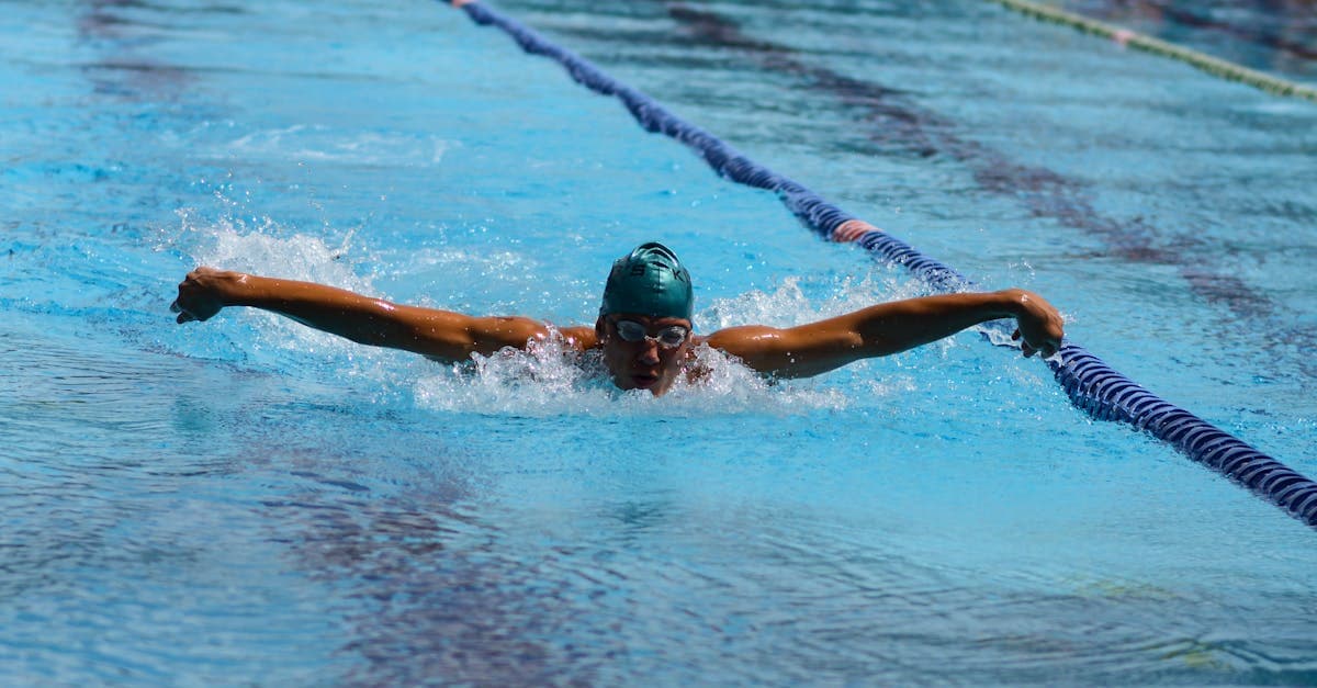 Schwimmer zieht Bahnen in einem klaren Hallenbad
