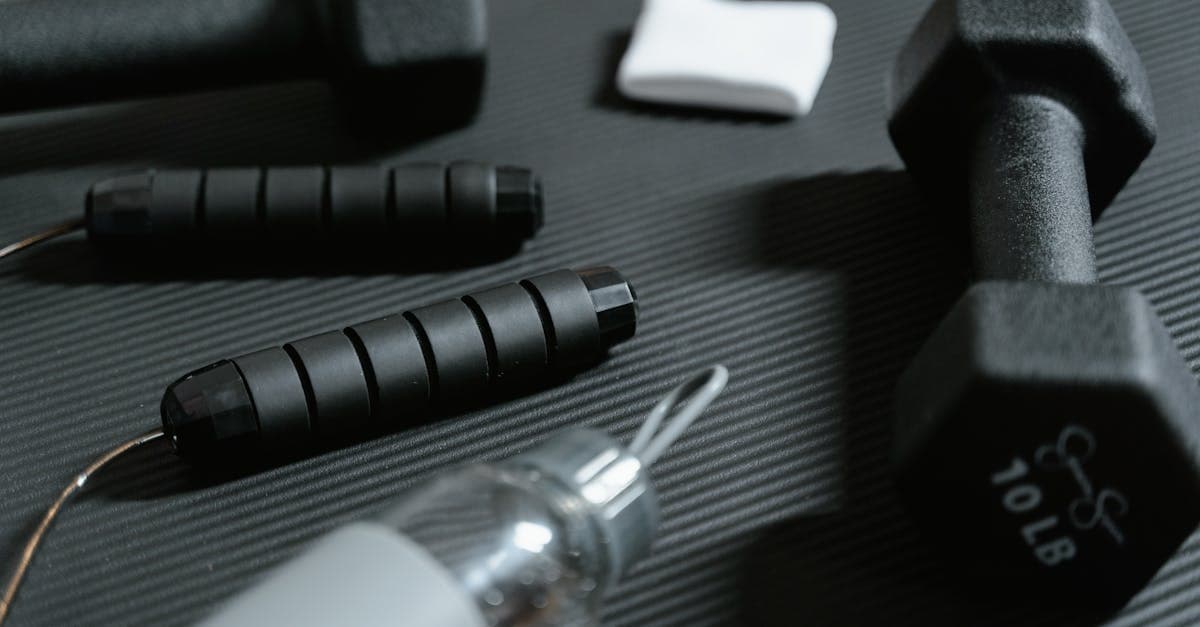 Person springt mit einem Springseil in einem hellen Fitnessraum