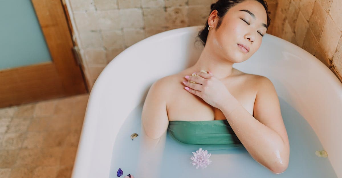 Person genießt eine ruhige Tasse Tee auf dem Sofa mit einem Buch