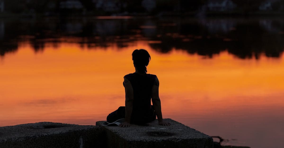 Person dehnt sich morgens in einem hellen Raum bei Sonnenaufgang