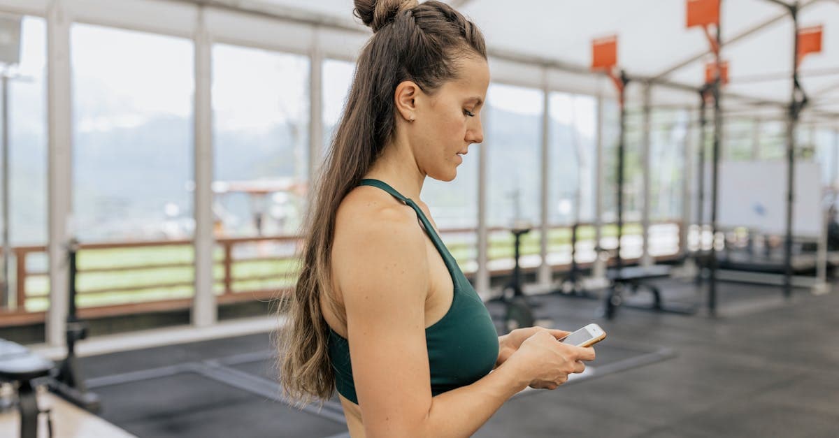 Person macht intensive Burpees in einem Fitnessstudio
