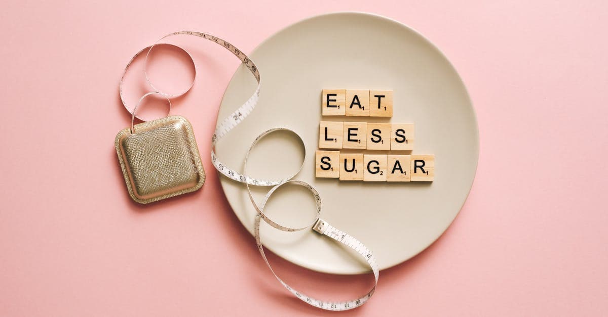 Verschiedene zuckerhaltige Lebensmittel neben frischem Obst auf einem Tisch